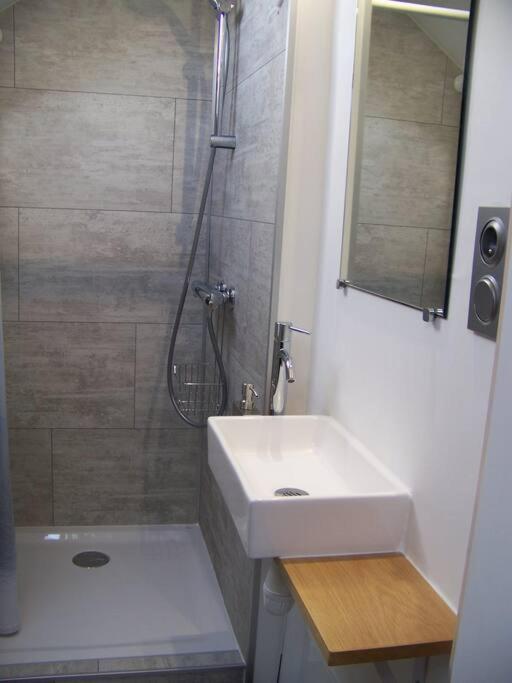 Rennes: Studio 4 Couchages, Proche Commerces, Bus. Bagian luar foto